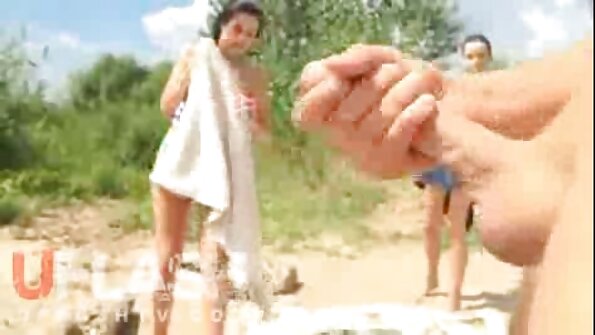 హాట్ శ్యామల తన గదిలో మంచం మీద ఉన్న వ్యక్తిని ప్రేమిస్తోంది