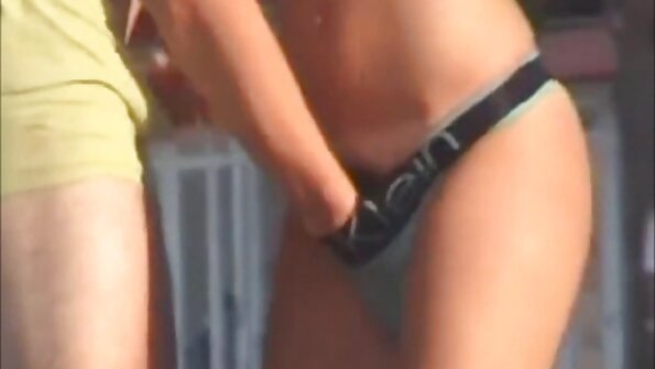 సహజ వక్షోజాలతో హాట్ నల్లటి జుట్టు గల స్త్రీని గట్టిగా కొట్టారు