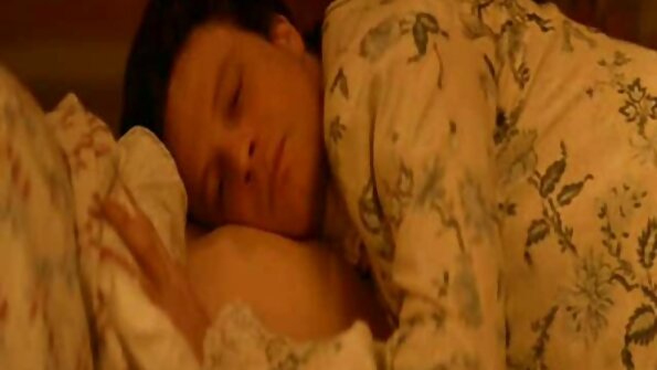 హాట్ సెక్సీ శ్యామల శిక్షణ తర్వాత ఫక్ చేయడానికి తన పుస్సీని అందిస్తుంది