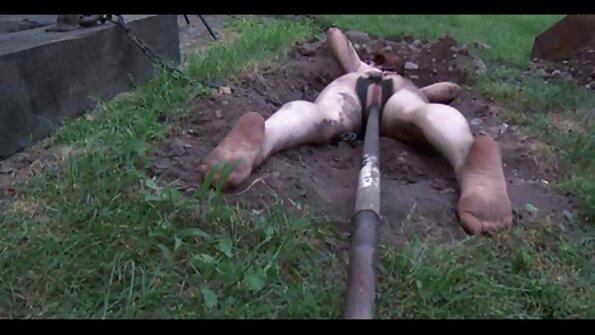 ఇంక్డ్ అందమైన పడుచుపిల్ల సంయోగం సమయంలో ఆధిపత్యం వహించడానికి ఇష్టపడుతుంది