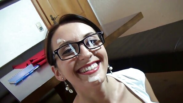 జపనీస్ ప్రేమికులు తమ వెంట్రుకల జననేంద్రియాలను కలుపుతూ చురుకైన సెక్స్లో పాల్గొంటారు