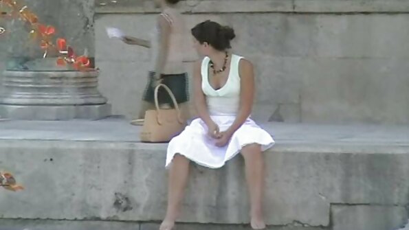 సహజ చిట్కాలు ఉన్న లాటినా మగ లాకర్ గదిలో నగ్నంగా ఉంటుంది