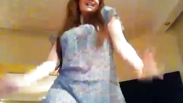 బ్లాక్ స్టాకింగ్స్‌లో ఉన్న మహిళలకు చాలా ఉద్వేగభరితమైన పుస్సీ లికింగ్