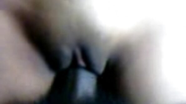 పెద్ద టైటిస్తో ఒక అందమైన లాటినా చిక్ నుండి ఫుట్ జాబ్ అప్ లాబ్