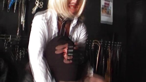 కండరాల తోటి ఉద్వేగభరితమైన విశ్లేషణలు అనేక భంగిమలలో అందగత్తెని విశ్లేషిస్తాయి