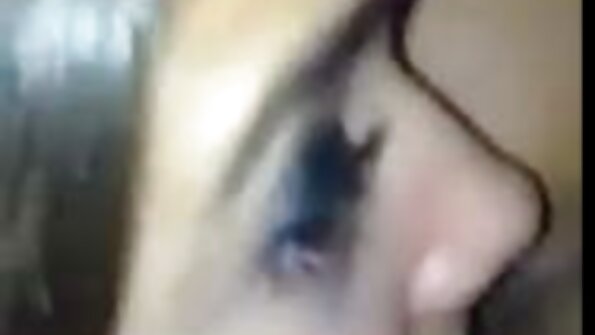 నగ్నంగా ఉన్న అమ్మాయిని కొన్ని వేడి మైనపుతో కట్టి హింసించారు