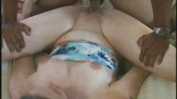 కాక్ రైడింగ్కి ముందు దుస్తులు ధరించిన అందమైన అమ్మాయి భాగస్వామి యొక్క ఆత్మవిశ్వాసాన్ని పీలుస్తుంది