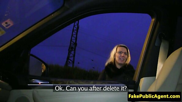 అందమైన lassies మరియు అందమైన MILF అద్భుతమైన సమయం గడపడానికి బొమ్మ అవసరం