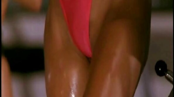 ముదురు బొచ్చు గల అమ్మాయి నెల్లీ కెంట్ ఆరుబయట ఉన్న కొలనుతో కొట్టుకుపోతుంది