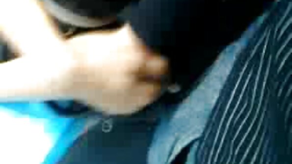 దర్శకుడు కైరాన్ లీ ఆగష్టుని తన ఆఫీసు వద్ద స్వాగతించి, ఆమెను గట్టిగా హత్తుకున్నాడు