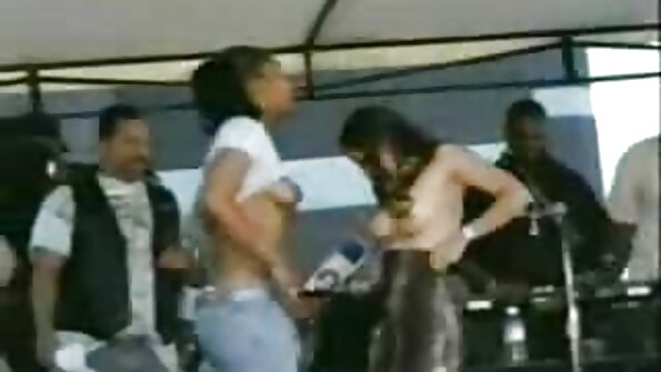 ఎబోనీ డ్యూడ్ స్క్రూలు బిట్ బుథోల్లో చిట్టీని ఉంచారు