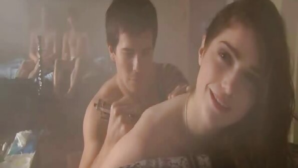 ఫ్లెక్సిబుల్ అమ్మాయి గ్రేసీ గ్లామ్ పాదాలను మాత్రమే ఉపయోగించి మగవారి అవసరాలను తీరుస్తుంది