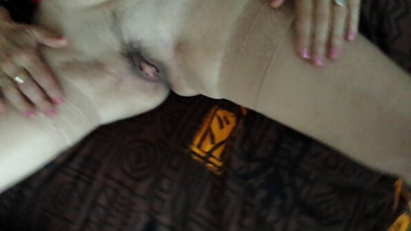 అమ్మాయిల లెస్బియన్ సరదా అనూహ్యంగా మంచం మీద నలుగురిలోకి మారుతుంది