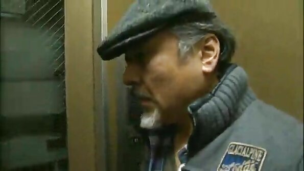 క్రేజీ ఆఫీస్ పార్టీలో అమ్మాయిలు అడవి పసికందుల వలె స్ట్రిప్పర్ కాక్‌ను పీలుస్తారు