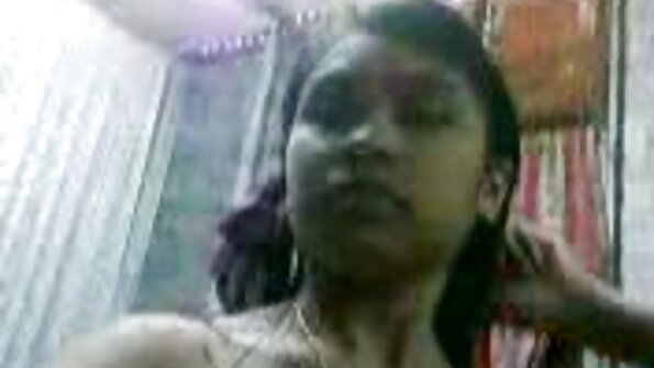 కొమ్ము మరియు తాగిన శ్యామల పబ్ పబ్లో హస్త ప్రయోగం చేస్తోంది