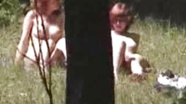 హాట్ ఆసియా మహిళ పెద్ద టిట్స్ తో మసాజ్ టేబుల్ మీద దూకుతోంది