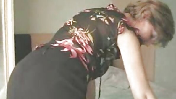 హాట్ వ్యక్తులు వాలీబాల్ ఆడుతున్నారు మరియు కలిసి ఉన్మాదం కలిగి ఉన్నారు