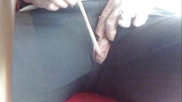 సహజ చిట్కాలతో హాట్ విషయం ఆమె పుస్సీలో ఒక డిల్డోను అంటుకుంటుంది