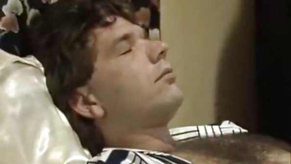 హంగేరియన్ శ్యామల మరియు ప్రియుడు సెక్స్ లేకుండా ఒక రోజు జీవించలేరు