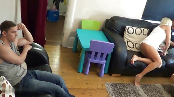 లబ్బినా భార్య హబ్బీ అప్పు తీర్చడానికి కలెక్టర్ కోసం కాళ్లు చాచింది