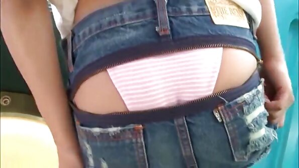 ఆమె పాఠశాల విద్యార్థి కంట్లో నవ్వుతూ మరియు పెద్ద కాక్ తో సాగదీయడం