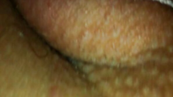 కాళ్లు వెడల్పుగా విస్తరించి గర్ల్ఫ్రెండ్స్ని మనిషి ఉద్రేకంతో ఫక్ చేస్తాడు