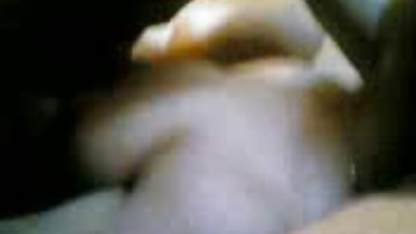మనిషి డ్రెస్సింగ్ రూమ్‌లో బస్టీ MILF యొక్క మఫ్‌ను లోపలికి మరియు బయటకు నెట్టాడు