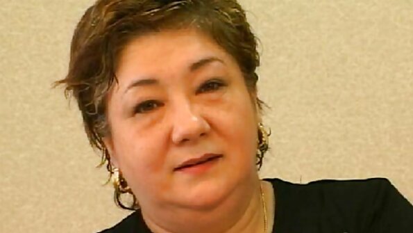 అద్భుతమైన రష్యన్ యువకుడు పెద్ద పెక్కర్పై స్వారీ చేస్తున్నాడు