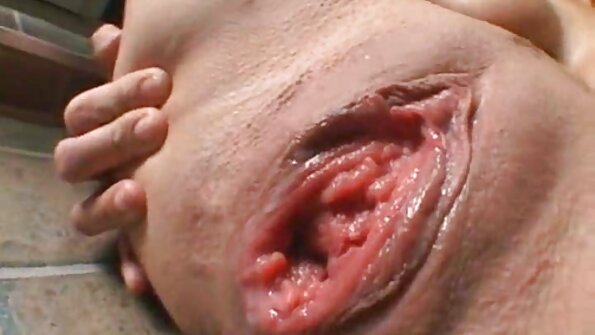 మిల్ఫ్లు మరియు పొడవైన వ్యక్తి పచ్చబొట్లు లాకర్ గదిలో వేసుకున్నారు