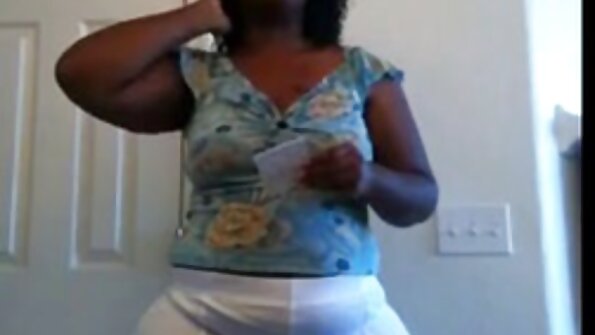 మినీస్కర్ట్ డబుల్లో ఉన్న అమ్మ ఆసక్తిగల డిక్స్తో జతకట్టింది