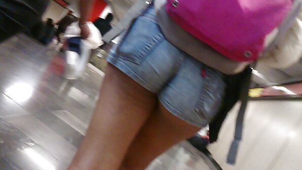 నగ్న సుందరమైన గాల్స్ జలపాతం ద్వారా ముగ్గురు వ్యక్తుల కోసం సాధారణ వ్యక్తిని అడుగుతారు