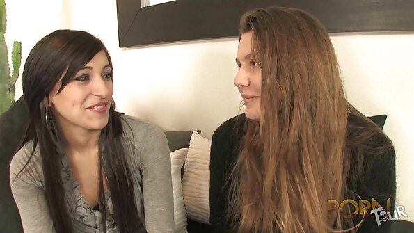 కంట్ పరిపక్వ రెడ్‌హెడ్‌ని నవ్వుతూ ఒక అందమైన యువ శ్యామలతో అరణ్యానికి గురవుతుంది