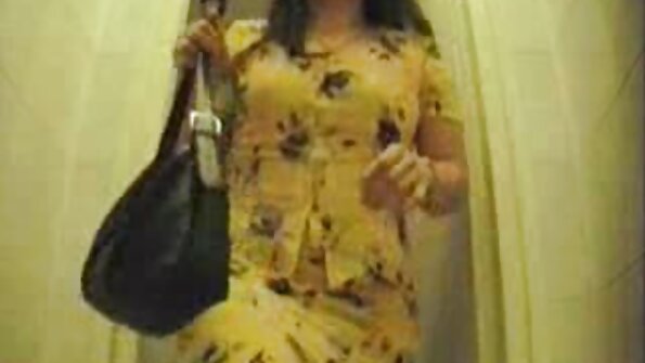 అందమైన శ్యామల ఆరుబయట వేడి వేడిలో చిక్కుకుపోతోంది