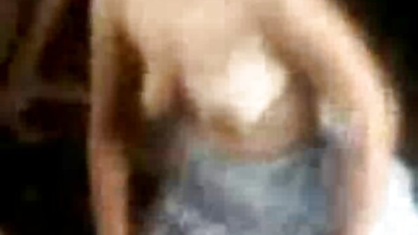 అందమైన పడుచుపిల్ల తన బాయ్ఫ్రెండ్తో అంగని ప్రయత్నిస్తుంది మరియు ప్రతి అంగుళాన్ని ప్రేమిస్తుంది