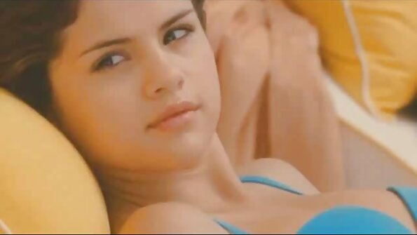 ఇద్దరు హాట్ లేడీస్ మరియు రెండు హోర్నీ స్టుడ్స్తో నలుగురు సెక్స్ ఉన్మాదం