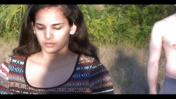 కొమ్ముల కళాశాల అమ్మాయిలు క్లబ్లో ఉన్నారు మరియు వారు మద్యం సేవించి పార్టీలు చేసుకుంటున్నారు