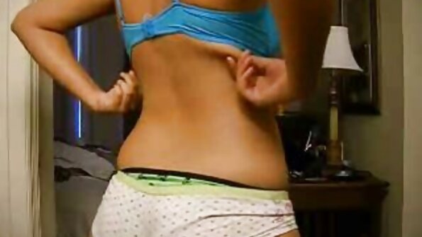 హాట్ బ్లోండ్ మరియు శ్యామల కొన్ని సెక్సీ స్పాంకింగ్ మరియు లికింగ్ చేస్తాయి