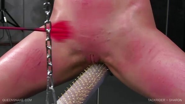 హాట్ బ్లోండ్ స్కూల్ గర్ల్ కఠినంగా ఆడటానికి ఇష్టపడుతుంది మరియు ఆమె దానిని క్లాస్లో చేస్తుంది