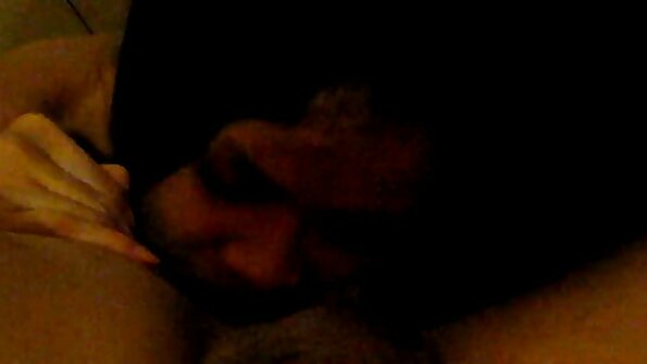 ఆసియా అందమైన పడుచుపిల్ల మరియు వైట్ స్టడ్తో సోఫాలో హాట్ ఇంటర్రేషియల్ సెక్స్