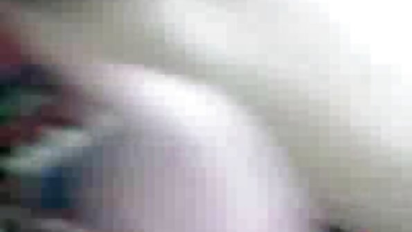 హాట్ కాకి బొచ్చు యూరో అమ్మాయి శరీరం మొత్తం నూనెతో కప్పబడి ఉంటుంది