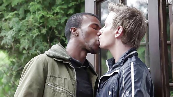 భారీ బ్రూసర్ పూల్సైడ్ ద్వారా చిన్న ఆసియా అందమైన పడుచుపిల్లని సరిగ్గా కొడుతుంది