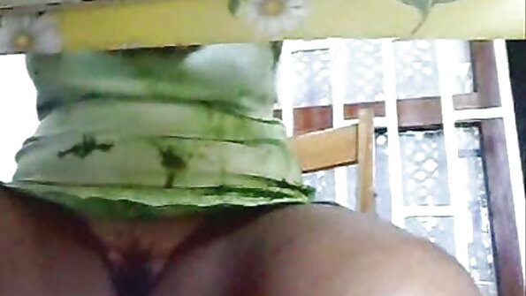 జక్కీ జపనీస్ టీనేజ్ అమ్మాయి ఆత్మవిశ్వాసం ఊదుతూ వేళ్లు వేస్తుంది