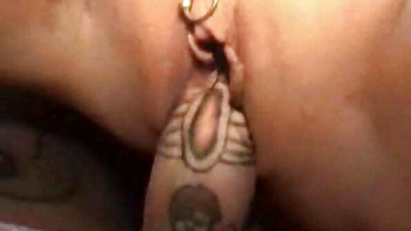 లాటినా, ఎబోనీ మరియు తెల్లటి అమ్మాయి కలిసి ఇద్దరు మగవారిని సంతోషపెట్టేలా పనిచేస్తాయి