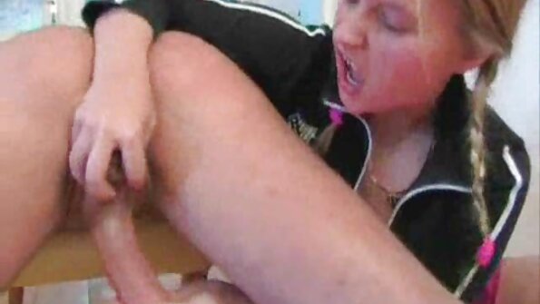 ఉత్తేజకరమైన మసాజ్ తర్వాత లెస్బియన్స్ తియ్యని పెట్టెను నవ్వుతారు