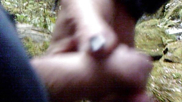 లెస్బియన్ త్రయం కొలను వద్ద ఆనందించే నీటి కింద హస్త ప్రయోగం చేస్తారు