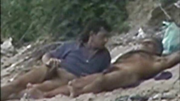 సుందరమైన మహిళ తన నోటిని పెద్ద కాక్లతో నింపడాన్ని ఆరాధిస్తుంది