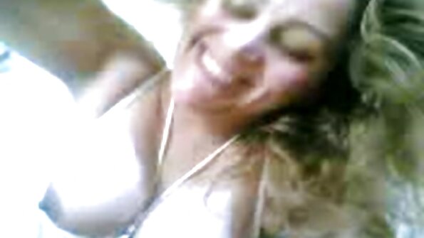 మనిషి తన కొత్త స్నేహితురాలి పాదాలతో ఆడాలని కోరుకుంటాడు