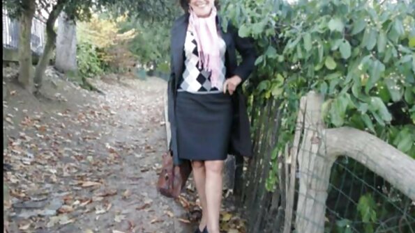 మనిషి చిన్న-టిటీడ్ ఓరియంటల్ లుకర్ సాయ పాటను బట్లో డ్రిల్ చేస్తాడు