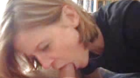 ఆమె అభ్యర్థన మేరకు బ్లాక్ ఫక్ యొక్క గట్టి రంధ్రం లోపల మనిషి ఆత్మవిశ్వాసం నెట్టాడు