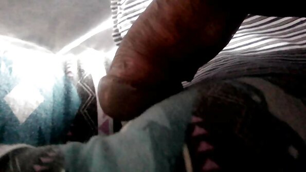 పరిణతి చెందిన మహిళ పోర్న్ కాస్టింగ్లో సవతి కుమార్తెకు సహాయం చేయడానికి సిద్ధంగా ఉంది